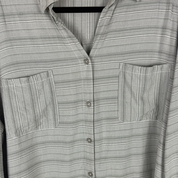 Chico's Casual Gray Striped Roll Up Sleeve Button-Up Blouse Size 3 - Picture 8 of 10